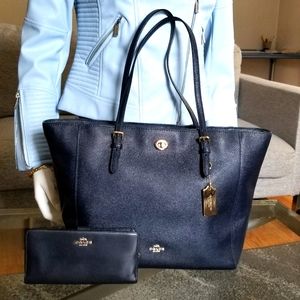 Elegant COACH Large Leather Tote & Wallet